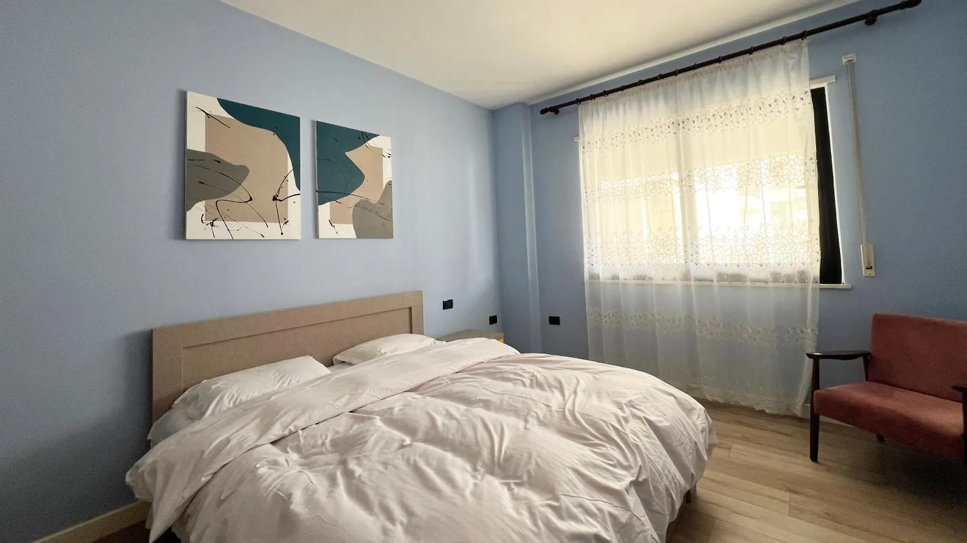 B2 Apartment Tirana 0*,