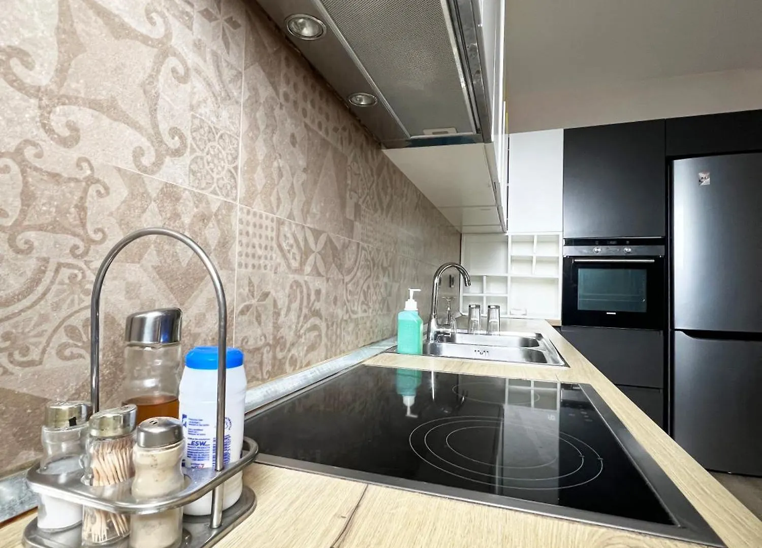 B2 Apartment Tirana 0*,
