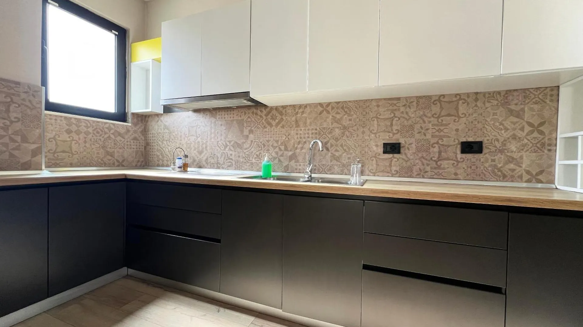 B2 Apartment Tirana 0*,